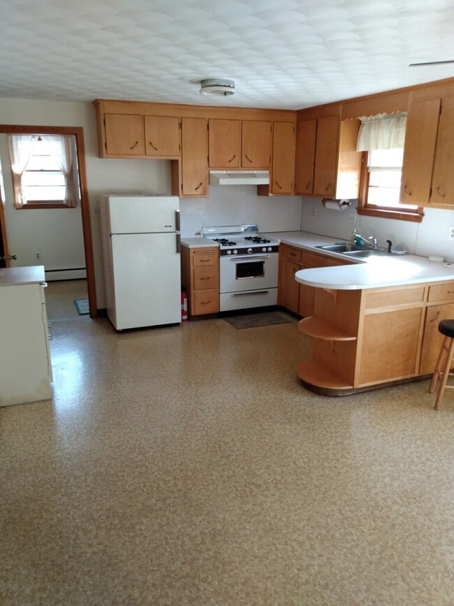 33 Kim Dr, Unit 2nd floor in New Britain, CT - Building Photo - Building Photo