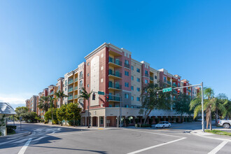Valencia South Miami in South Miami, FL - Foto de edificio - Building Photo