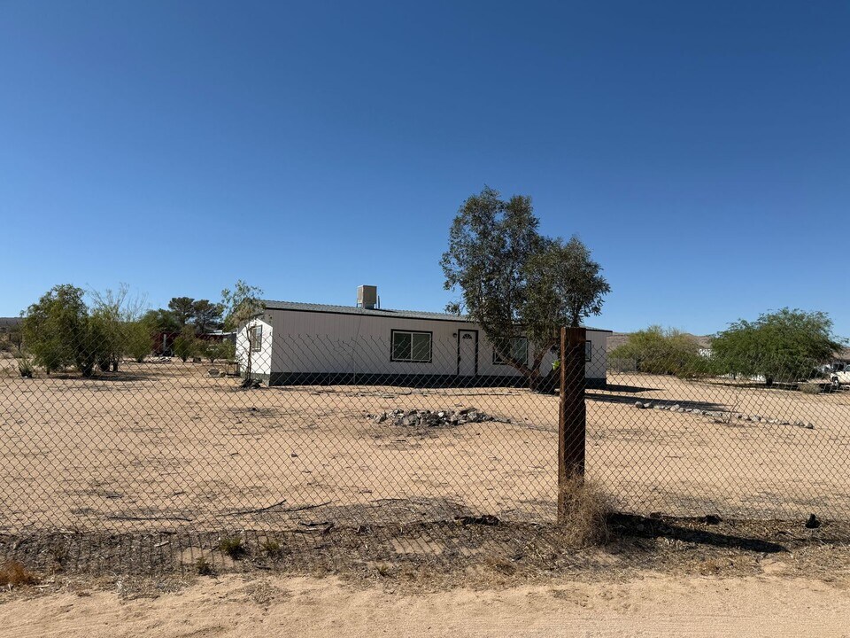 1835 E Burns Ave in Ridgecrest, CA - Building Photo