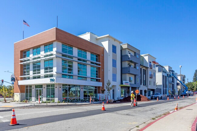 The Summit in San Luis Obispo, CA - Building Photo - Building Photo