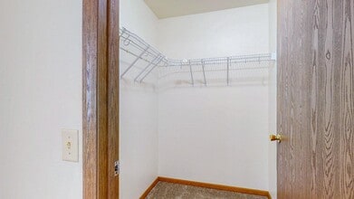 Stoneridge Apartments in Neenah, WI - Foto de edificio - Building Photo