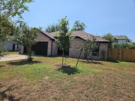 214 Maple Ln in Elgin, TX - Building Photo
