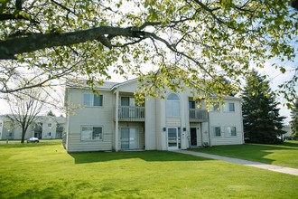 Maplewood Square Apartments in Greenville, MI - Building Photo - Building Photo