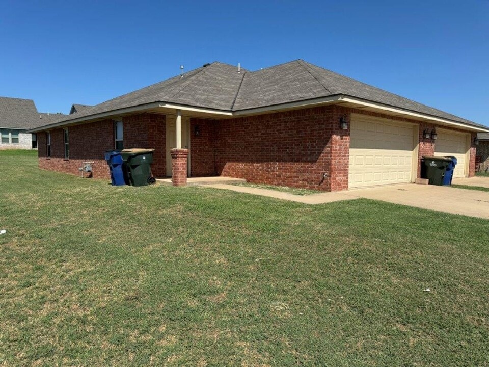 2728 Valley View Dr in Chickasha, OK - Building Photo
