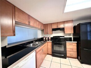 536 SW 113th Way, Unit #536 in Pembroke Pines, FL - Foto de edificio - Building Photo