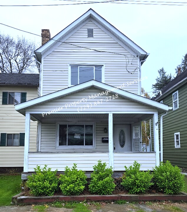 1802 3rd Ave in Beaver Falls, PA - Building Photo