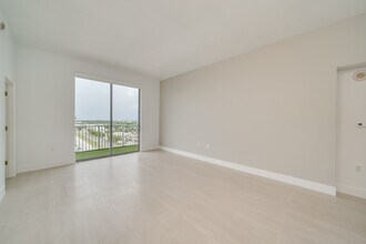 140 S Dixie Hwy, Unit 1007 in Hollywood, FL - Building Photo - Building Photo