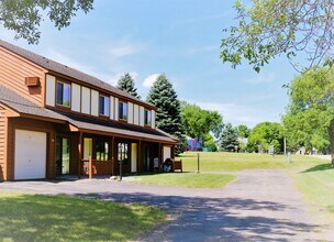 1100 Mont Croix Dr in Hudson, WI - Foto de edificio - Building Photo