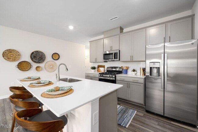 713 Hough Pond Ln in Fuquay Varina, NC - Foto de edificio - Building Photo