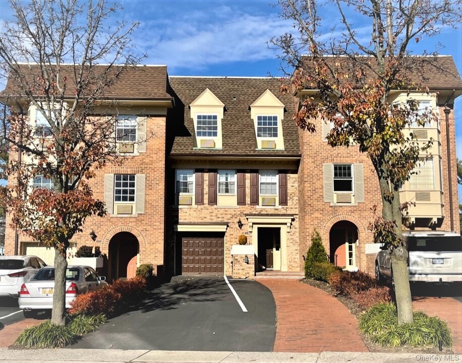 205-30 Brian Crescent in Queens, NY - Building Photo