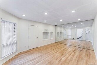 124 Foxwood Dr in Jericho, NY - Building Photo - Building Photo