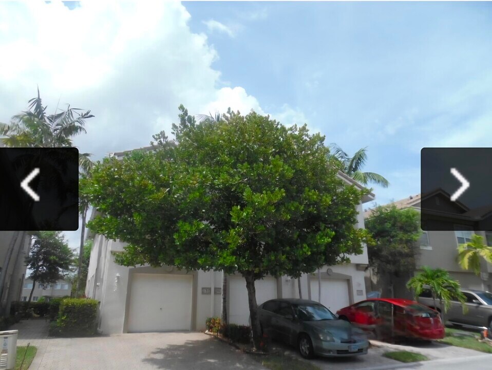 3182 Laurel Ridge Cir in Riviera Beach, FL - Building Photo