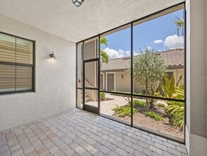5694 Palmer Cir, Unit 105 in Bradenton, FL - Building Photo - Building Photo