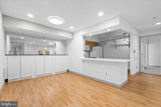 12221 Fairfield House Dr in Fairfax, VA - Building Photo - Building Photo