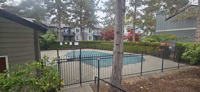 11112 NE 124th Ln in Kirkland, WA - Building Photo - Building Photo