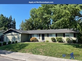 1293 Ruskin Dr in Medford, OR - Building Photo