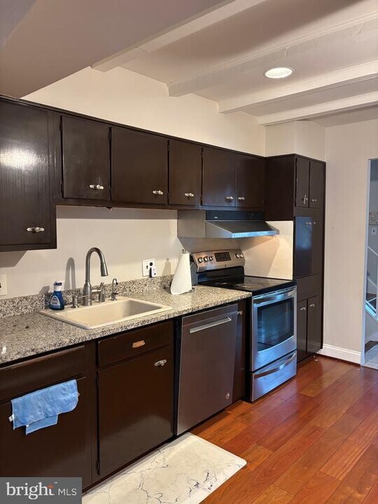 14204 London Ln in Rockville, MD - Building Photo