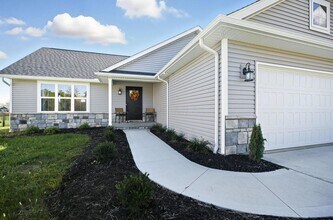 557 Cannondale Ave in Johnstown, OH - Foto de edificio - Building Photo