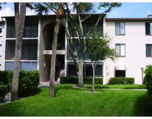 203 Foxtail Dr in Greenacres, FL - Building Photo