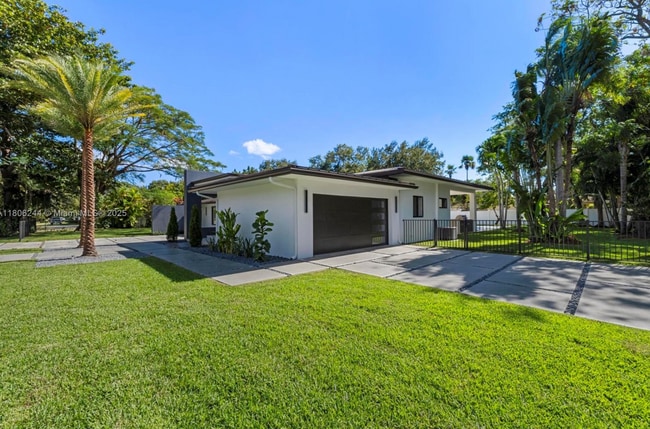 7530 SW 134th St in Pinecrest, FL - Building Photo - Building Photo