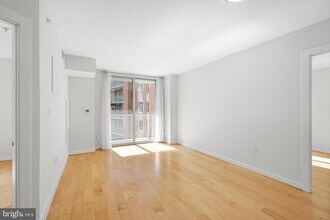 1000 New Jersey Ave SE in Washington, DC - Building Photo - Building Photo