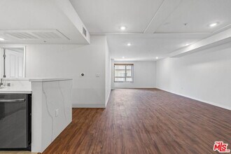 5245 Santa Monica Blvd-Unit -322 in Los Angeles, CA - Building Photo - Building Photo