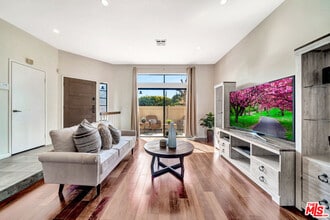 22525 Sherman Way-Unit -202 in Los Angeles, CA - Building Photo - Building Photo