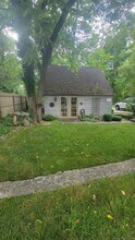 134 Godfrey Rd E in Weston, CT - Building Photo - Building Photo
