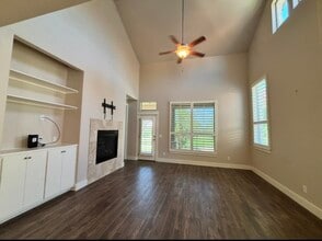 112 Tuscan Dr in Horseshoe Bay, TX - Building Photo - Building Photo