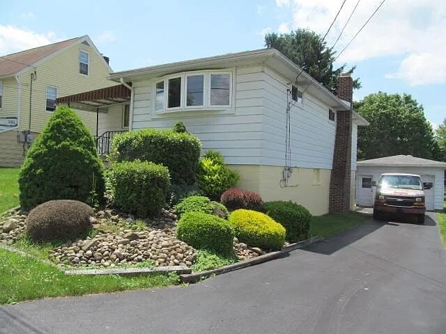 422 Buckeye St in Greensburg, PA - Building Photo