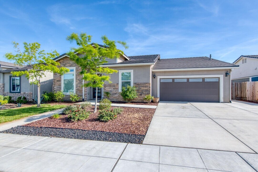 860 Spg St W in Madera, CA - Building Photo