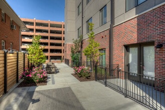 Blackstone Union in Omaha, NE - Foto de edificio - Building Photo