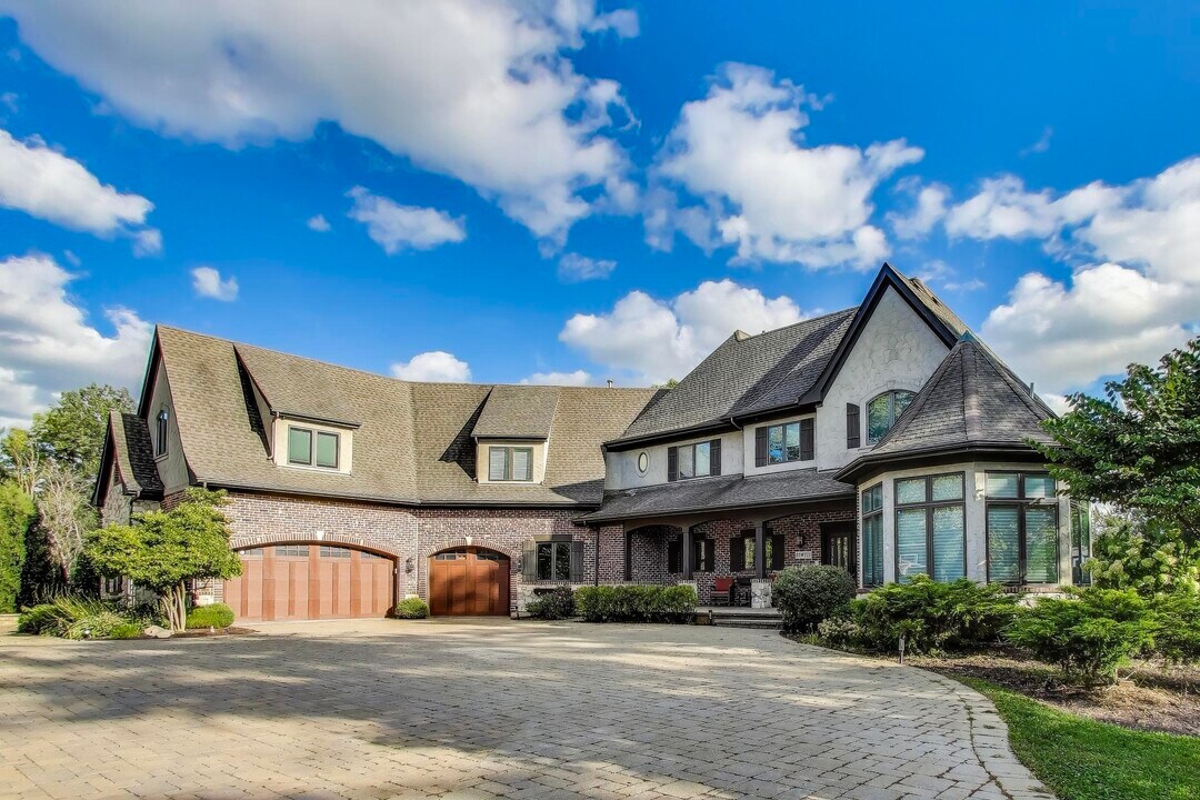 23W711 Hobson Rd in Naperville, IL - Building Photo