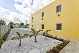 7135 SW 21st St in Miami, FL - Building Photo - Building Photo