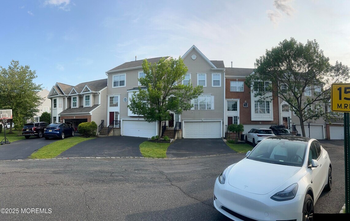 172 Nathan Dr in Morganville, NJ - Building Photo
