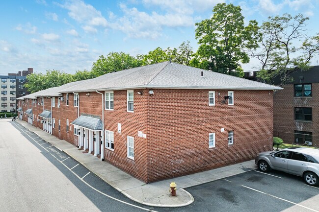 77 Terrace Ave in Hempstead, NY - Building Photo - Building Photo