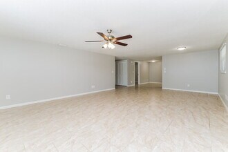 516 Firefly Ln in Apollo Beach, FL - Building Photo - Building Photo