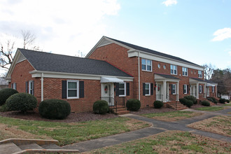 215 S Maple St in Graham, NC - Foto de edificio - Building Photo