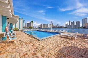 3922 NE 166th St in Miami, FL - Building Photo