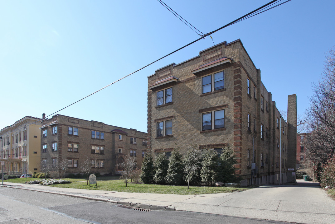 2401 Salutaris Ave in Cincinnati, OH - Foto de edificio