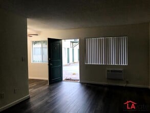 10520 Balboa Blvd. in Granada Hills, CA - Foto de edificio - Interior Photo