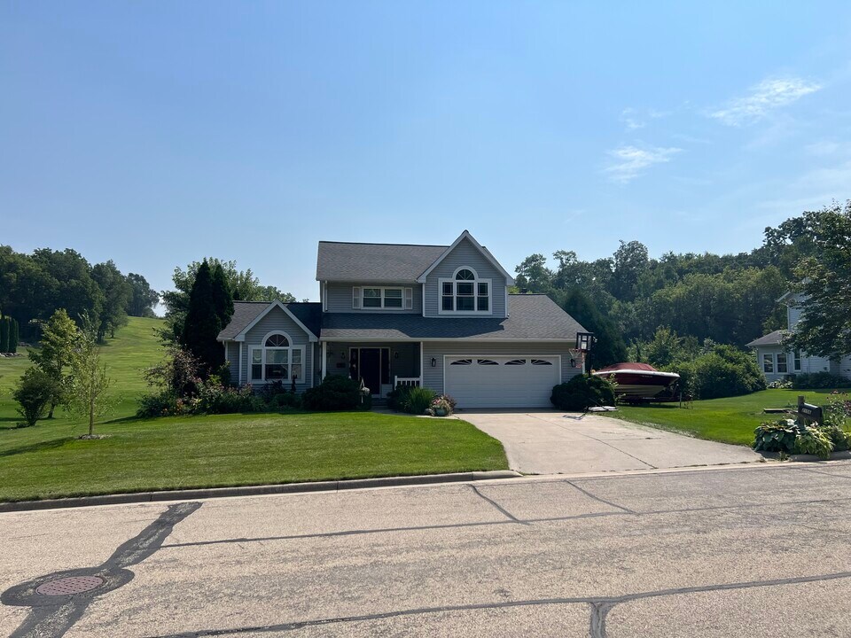 2156 Hillebrand Dr in Cross Plains, WI - Building Photo