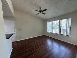 4021 Crockers Lake Blvd-Unit -1525 in Sarasota, FL - Foto de edificio - Building Photo