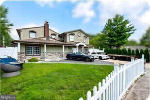 79 Gridiron Rd in Levittown, PA - Building Photo