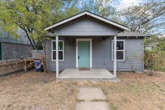 204 Lessin Ln in Austin, TX - Foto de edificio - Building Photo