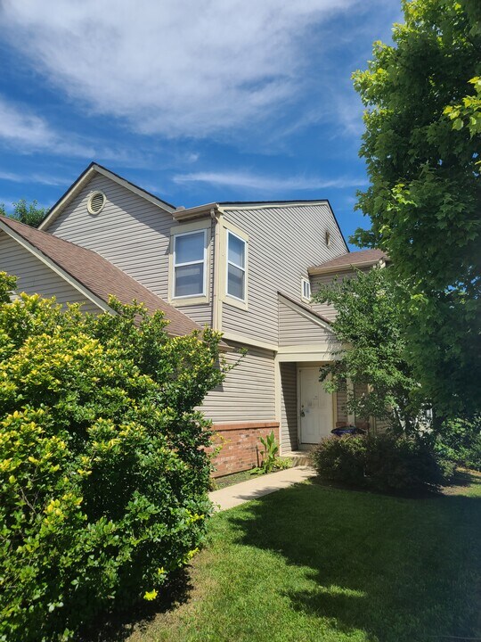 1774 Rock Creek Dr in Grove City, OH - Building Photo