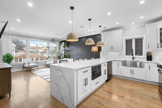 23 Manhattan Ave, Unit 1 in Jersey City, NJ - Building Photo - Building Photo