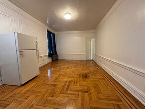 377 Montgomery St, Unit B14 in Brooklyn, NY - Foto de edificio - Building Photo