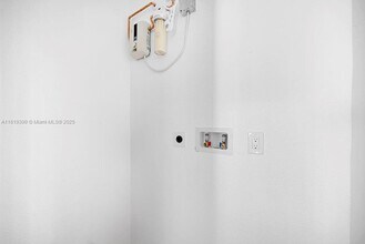 12400 NE 11th Ct in North Miami, FL - Foto de edificio - Building Photo