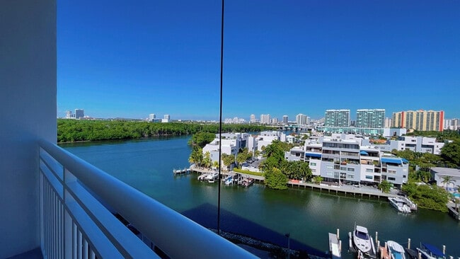 400 Kings Point Dr in Sunny Isles Beach, FL - Building Photo - Building Photo